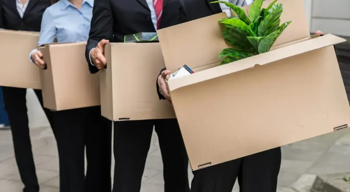 Val de șoc pe piața muncii: Peste 400 de români, concediați ZILNIC din 2024