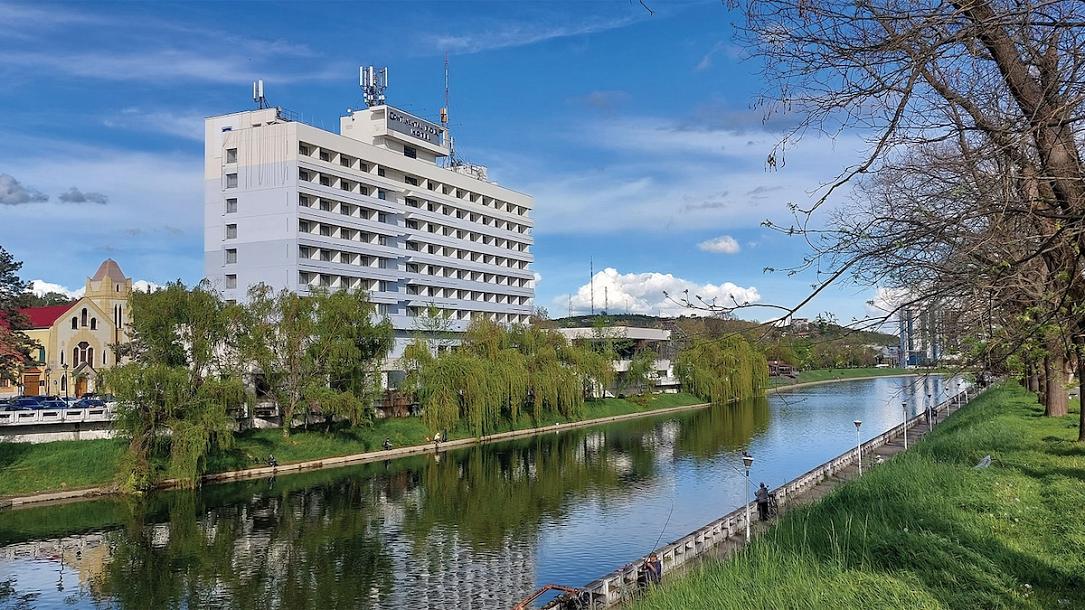 Continental Forum Oradea renăscut: Hotelul își redeschide porțile după o renovare amplă ORADEA – Hotelul Continental Forum din Oradea și-a redeschis porțile după un amplu proiect de renovare, în valoare de peste 4 milioane de euro