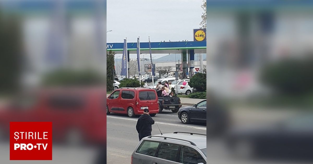 Șofer din Alba, cu 7 copii în benă: Imaginile au șocat. Ce s-a întâmplat?