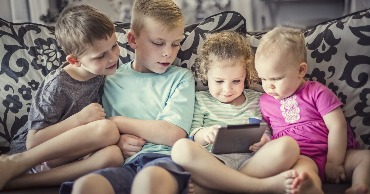 Minorii, interziși pe net: UE lansează aplicația de verificare a vârstei