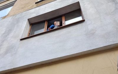 Copil de 6 ani, salvat de polițiștii din Râmnicu Vâlcea, după ce s-a cățărat la fereastră