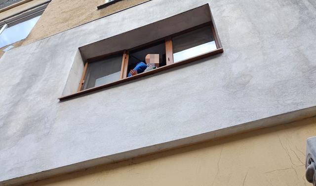 Copil de 6 ani, salvat de polițiștii din Râmnicu Vâlcea, după ce s-a cățărat la fereastră