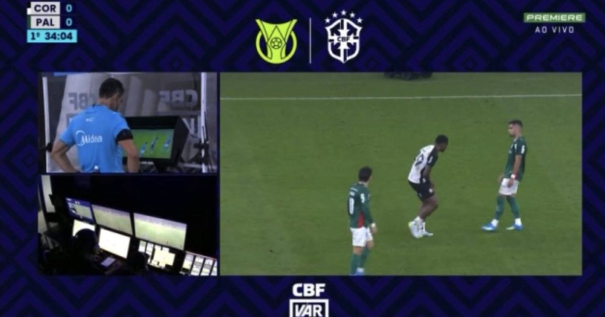 Gest obscen pe teren: VAR-ul a intervenit! Arbitrul, șocat de decizie