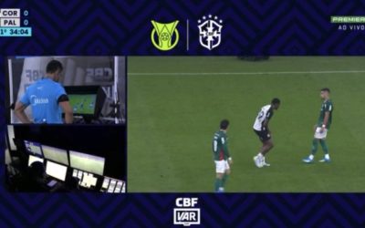 Gest obscen pe teren: VAR-ul a intervenit! Arbitrul, șocat de decizie