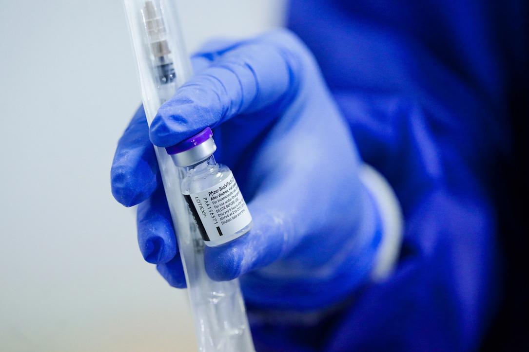 România, condamnată să plătească sute de milioane de euro pentru vaccinurile Pfizer necomandate O instanță din Bruxelles a decis recent ca România să achite o parte din suma datorată pentru vaccinurile anti-COVID-19 comandate de la compania farmaceutică Pfizer/BioNTech