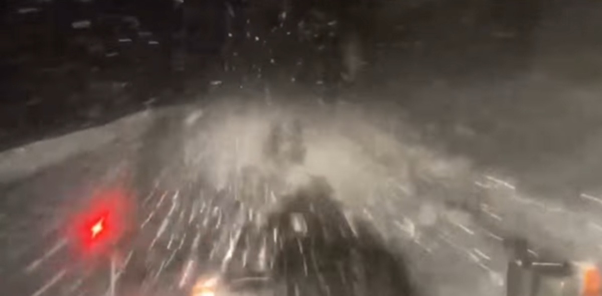 Utilaje grele intră la lucru pe șoselele din județul Vâlcea