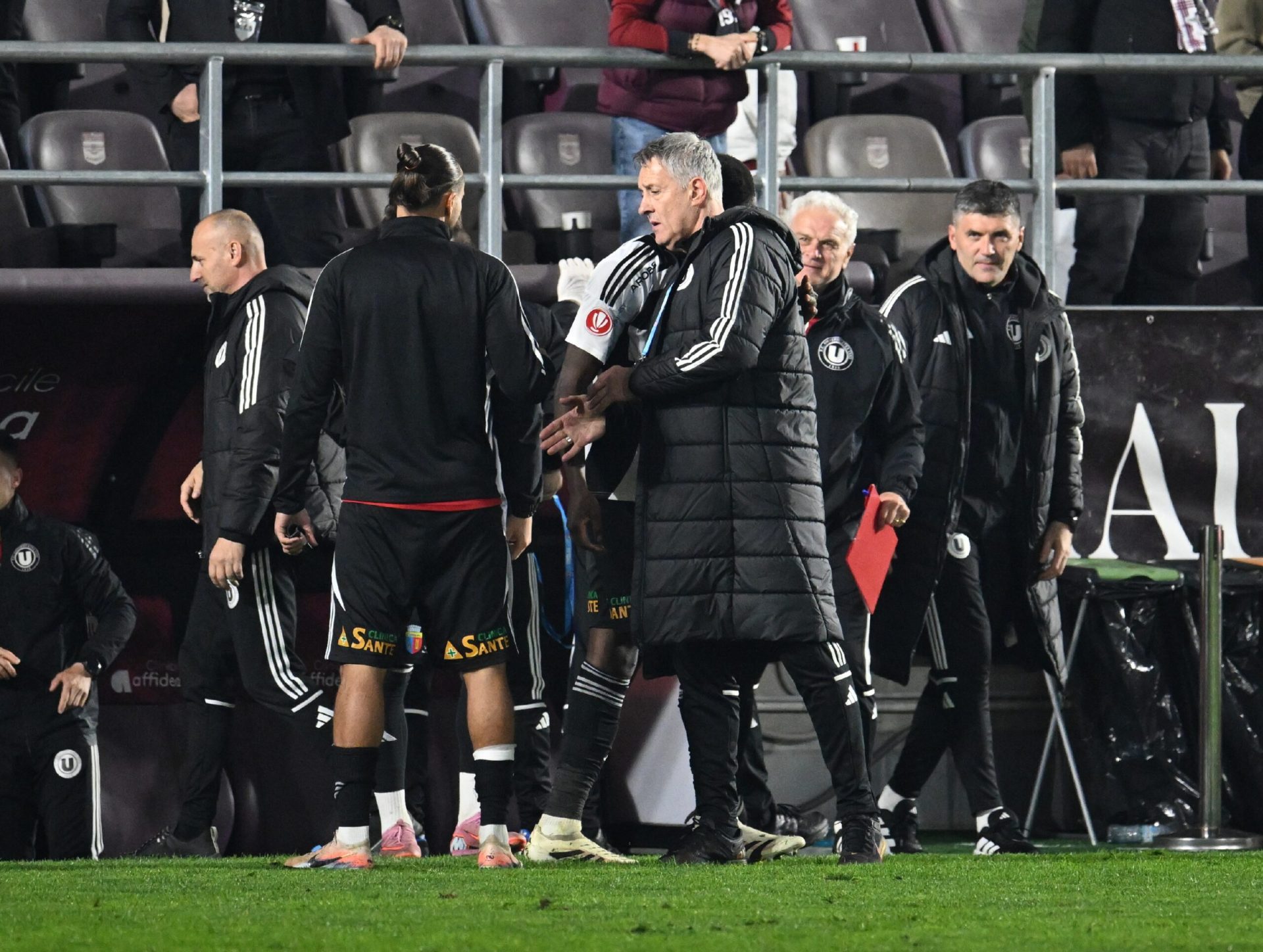 În urma înlocuirii sale în meciul cu Rapid, mijlocașul lui U Cluj, Dan Nistor, a avut o reacție vizibilă de nemulțumire