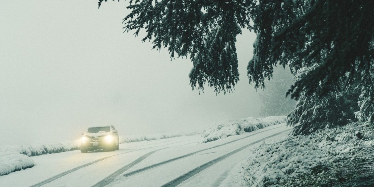 Ninsoarea blochează DN18 spre Suceava: Pasul Prislop, sub asediu