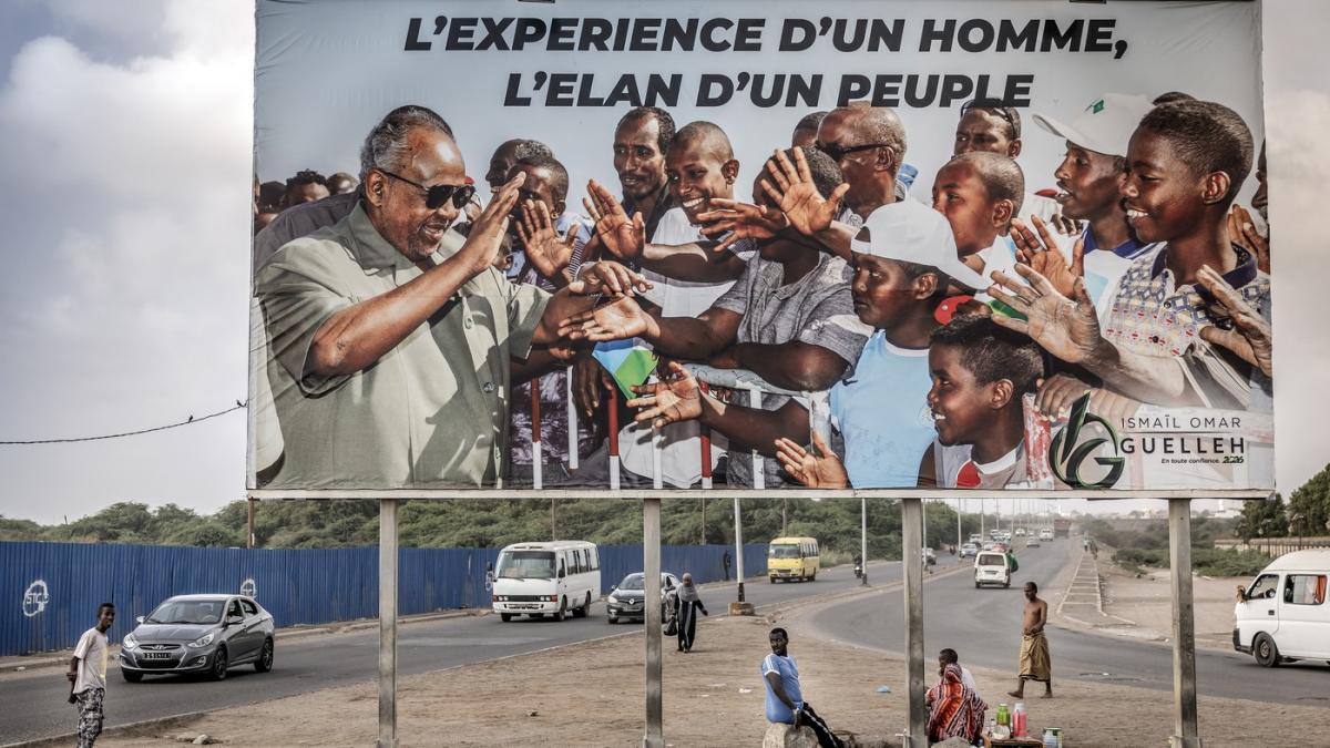 La doar câțiva kilometri distanță, pe coasta unei mici națiuni africane, se află baze militare ale unor puteri rivale, inclusiv China și Statele Unite