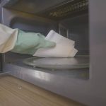 Curățenie RAPIDĂ: Metoda SIGURĂ de a scăpa de mizeria din cuptorul cu microunde