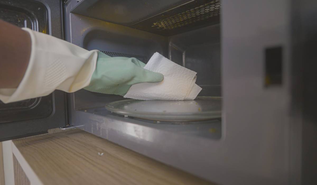 Depunerile lipicioase din cuptorul cu microunde: cum să cureți eficient, fără efort Curățarea cuptorului cu microunde pare o corvoadă inevitabilă pentru mulți, însă specialiștii spun că această sarcină poate fi simplificată considerabil