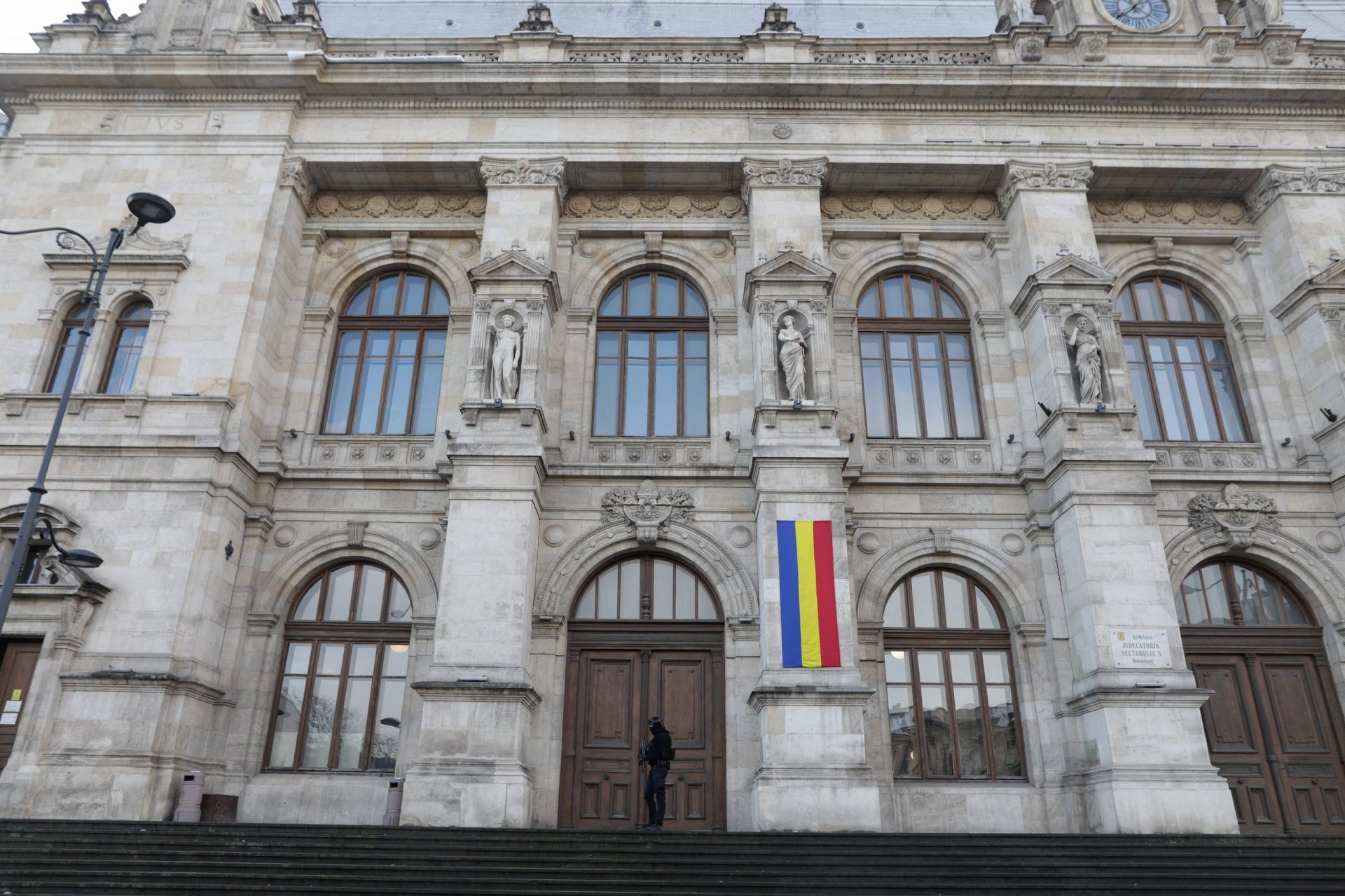 Curtea de Apel București suspendă decizia CNA privind licența Realitatea Plus Curtea de Apel București a suspendat, miercuri, decizia Consiliului Național al Audiovizualului (CNA) de retragere a licenței postului Realitatea Plus