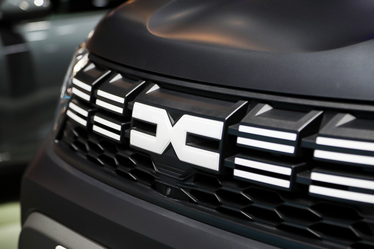 Noua generație Dacia Duster a cucerit inimile jurnaliștilor italieni, care au rămas impresionați de interiorul revizuit al SUV-ului românesc