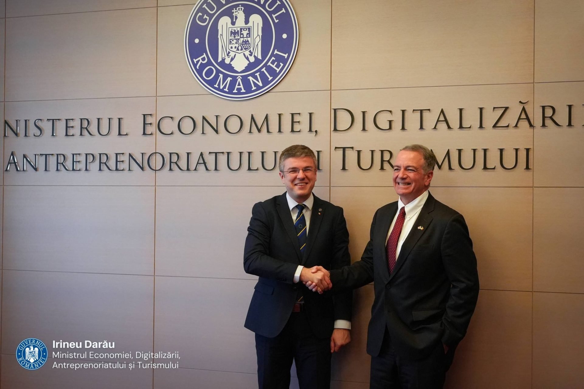 Prima întâlnire oficială: Ministrul Darău și noul ambasador al SUA, Nirenberg, discută despre întărirea legăturilor economice Ministrul Economiei, Irineu Darău, s-a întâlnit cu noul ambasador al Statelor Unite ale Americii în România, Darryl Nirenberg, pentru a discuta despre modalitățile de consolidare a parteneriatului strategic dintre cele două țări
