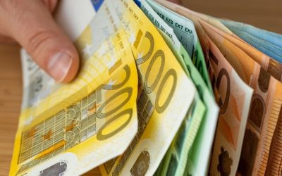 Turda: O femeie din Turda a păcălit o româncă din Italia, dându-se drept bărbat