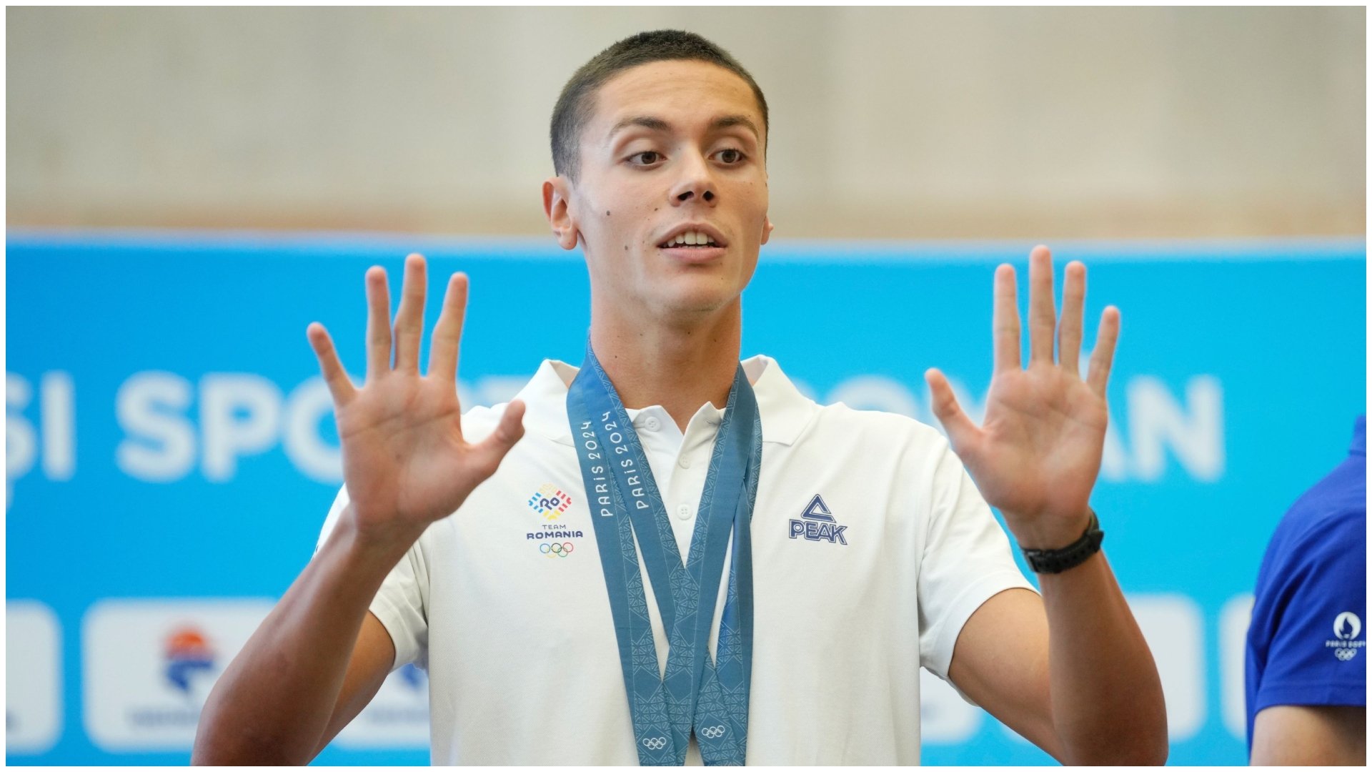 David Popovici, campionul olimpic la înot, s-a dedicat unei noi misiuni în afara bazinului