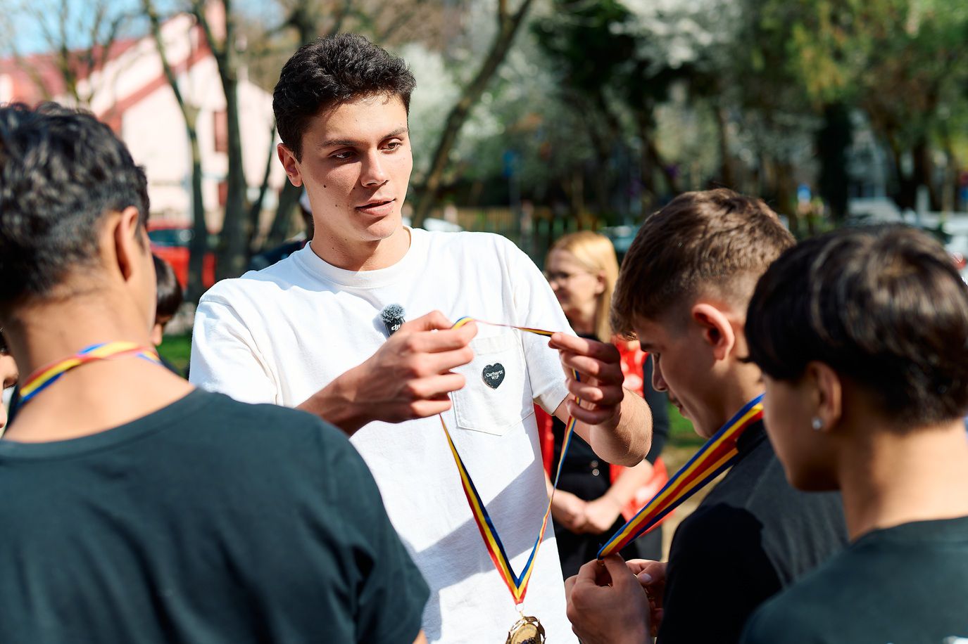 David Popovici, campionul de la bazin, a petrecut timp cu adolescenți dintr-o casă familială Campionul mondial la natație, David POPOVICI, a petrecut timp cu 12 adolescenți dintr-o casă familială din sectorul 4 al Capitalei