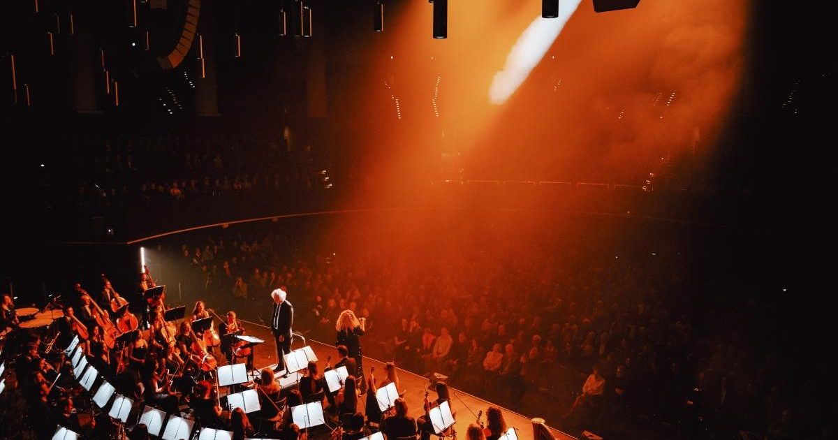 De la Puccini la Adele: Alexandra Crișan, vocea din turneul simfonic al Europei