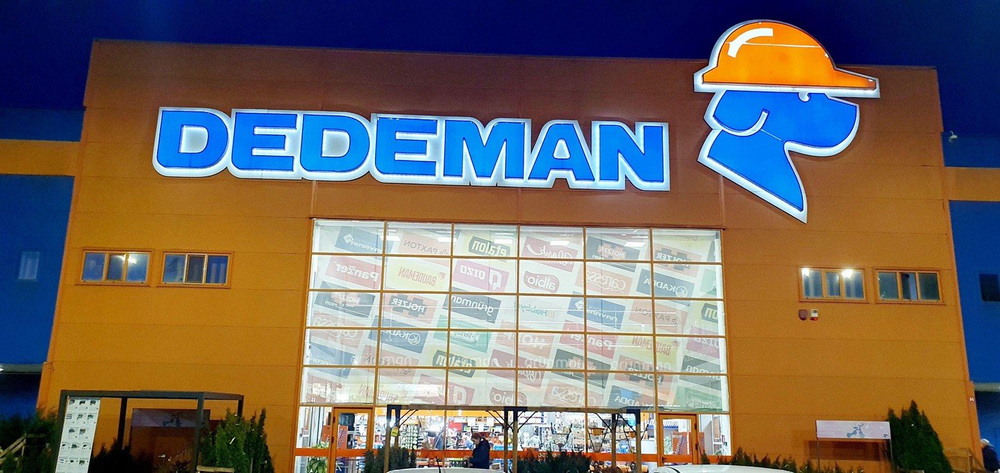 De la o soluție de moment la un brand național Povestea numelui „Dedeman”, unul dintre cele mai cunoscute branduri românești, a pornit de la o situație neașteptată