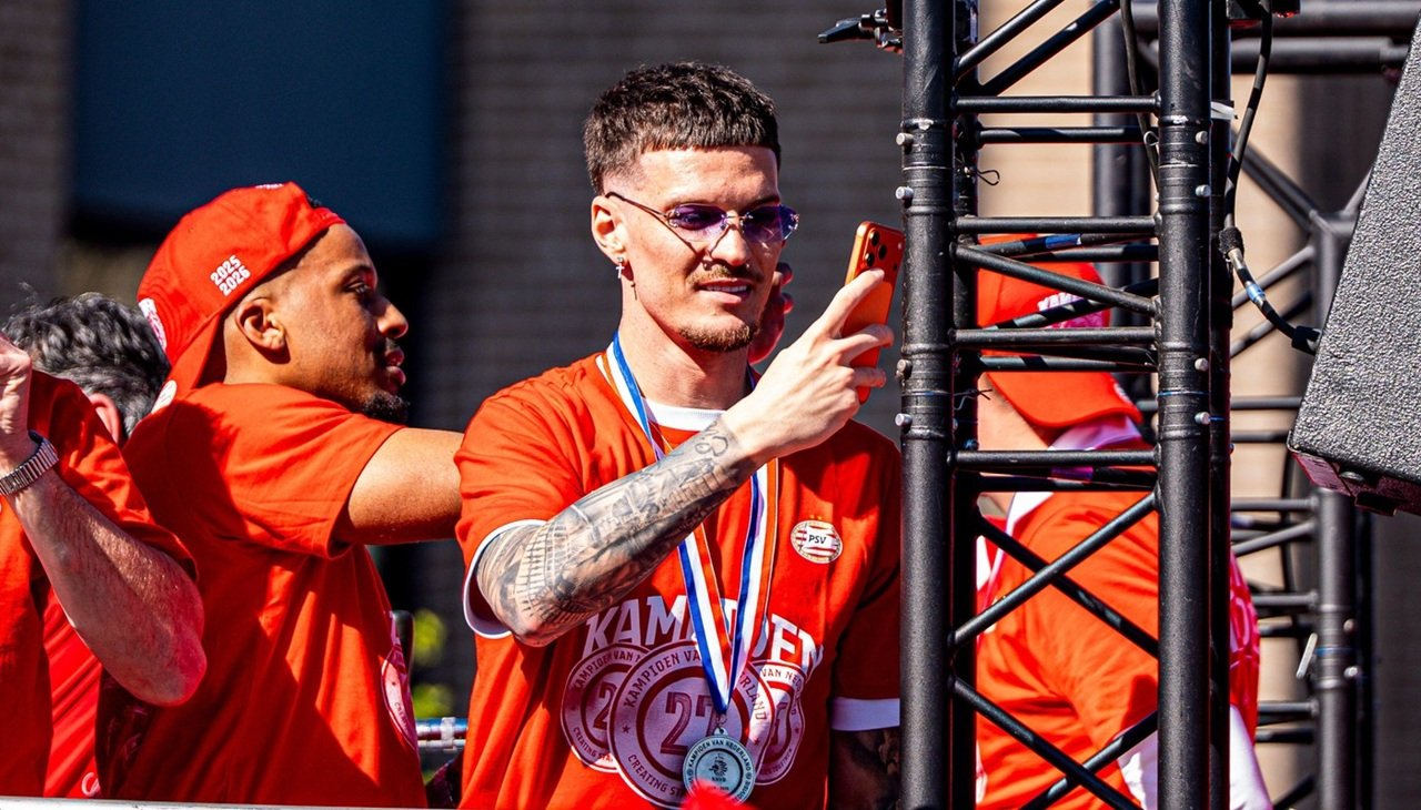 În ziua în care PSV a cucerit titlul în Eredivisie, atmosfera de sărbătoare din Eindhoven l-a uimit pe Dennis Man, fotbalistul român al echipei