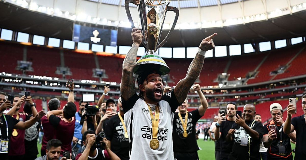 Depay, atacat de fani: A aterizat cu elicopterul la meci