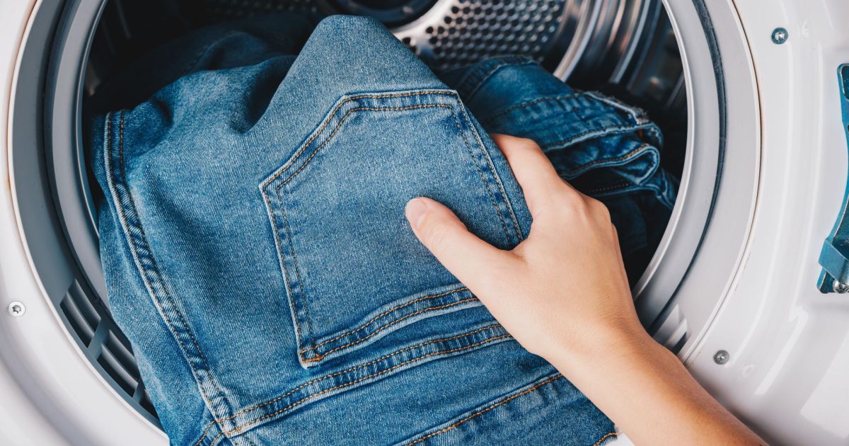 Cei care au obiceiul de a-și lăsa blugii pe scaun, gata de o nouă purtare, nu fac neapărat un lucru greșit