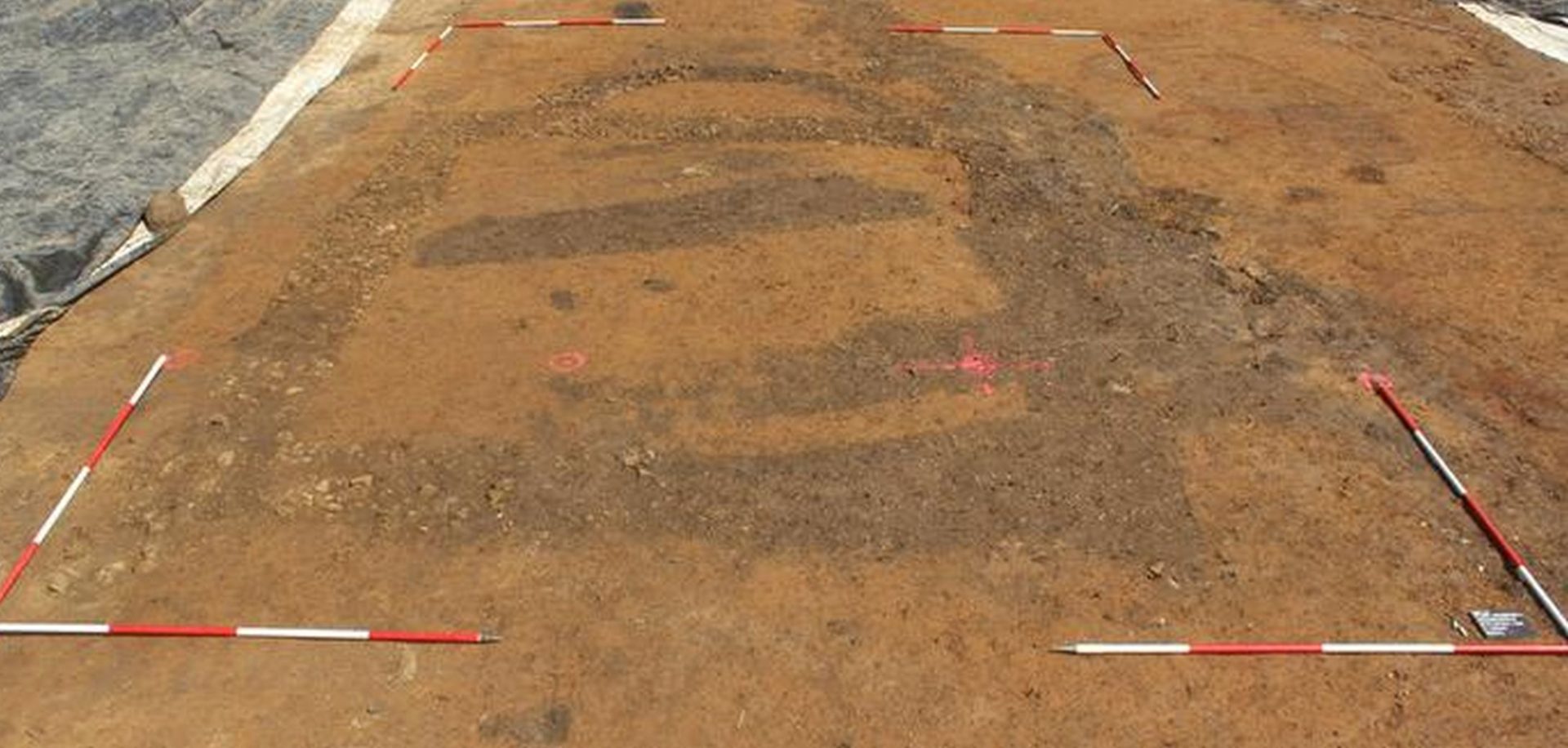 Frankfurt, Germania – Un complex de cult roman descoperit recent sub străzile orașului Frankfurt, mai precis în districtul Heddernheim (vechiul oraș roman Nida), promite să arunce o nouă lumină asupra practicilor religioase din provinciile germane