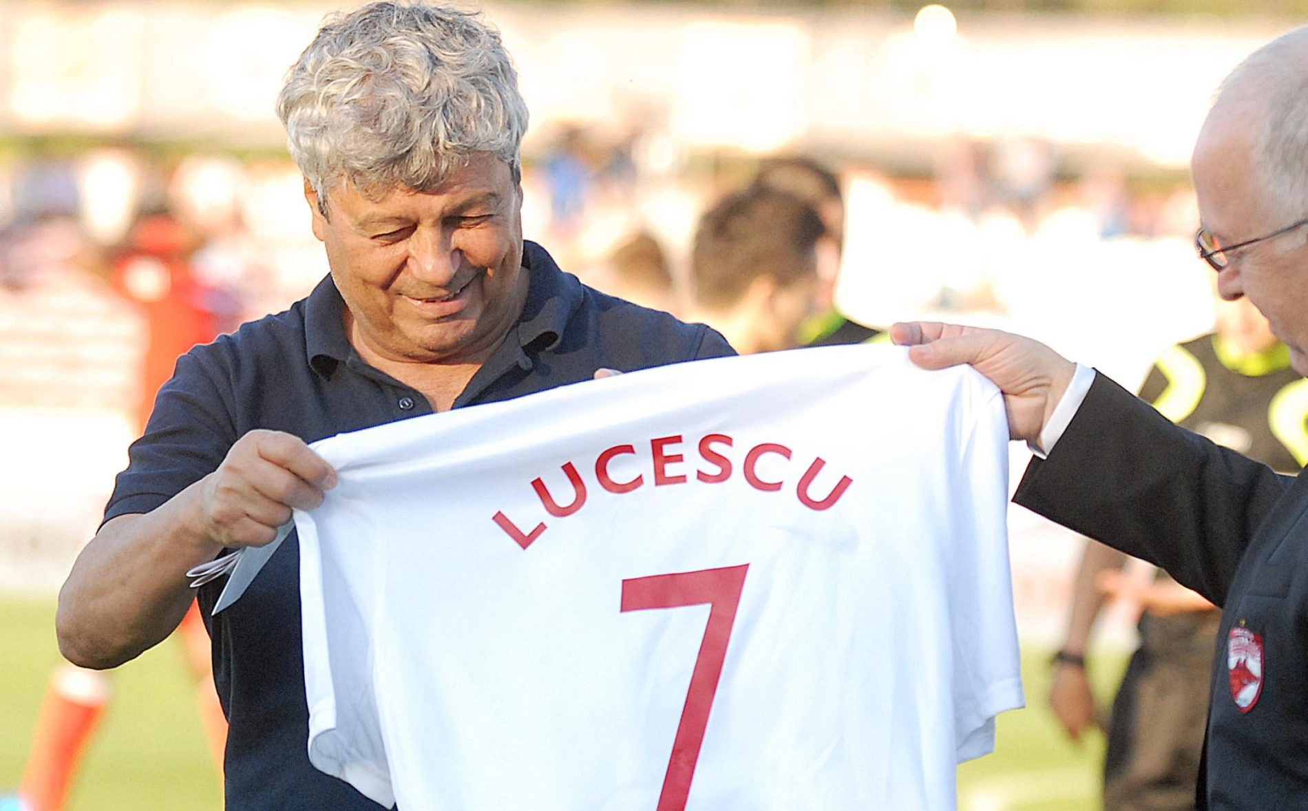 Trupul Neînsuflețit al lui Mircea Lucescu, legendă a fotbalului românesc, a fost depus la Arena Națională din București, permițând astfel admiratorilor să își ia rămas bun