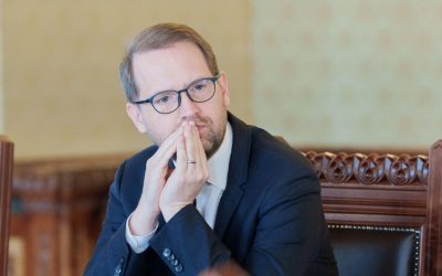 Bloc vechi, pericol public în București: Plăci de beton desprinse, amenzi în așteptare