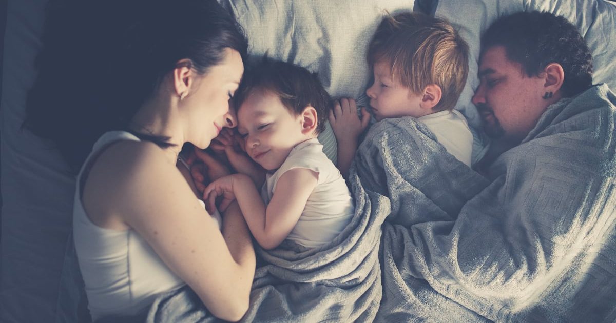 Copilul doarme cu tine? Experții Elvețieni trag un semnal de alarmă