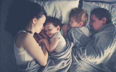 Copilul doarme cu tine? Experții Elvețieni trag un semnal de alarmă