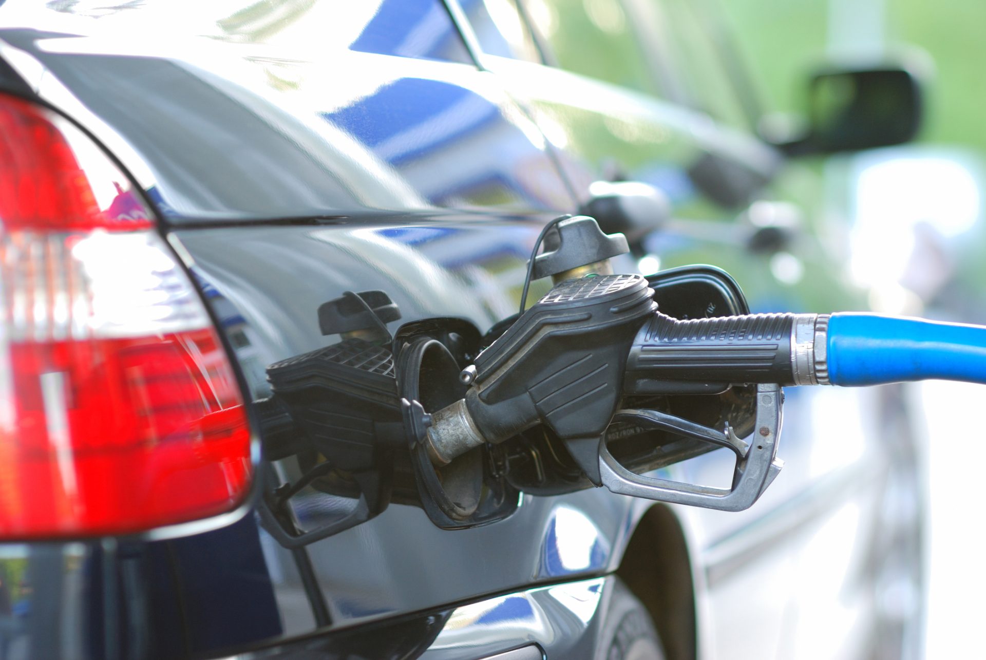 Guvernul adoptă noi măsuri pentru a reduce prețurile la carburanți București, 2 aprilie 2026 – Grupul de lucru constituit la nivelul Guvernului pentru gestionarea crizei carburanților a decis joi, un nou set de măsuri pentru a tempera creșterea prețurilor la pompă
