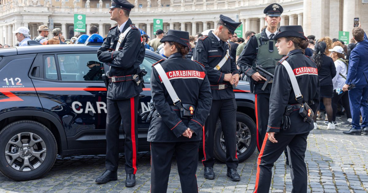 Jaf armat la Napoli: Hoții cu măști de actori au fugit prin canalizare