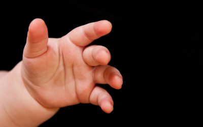 Bebeluș găsit printre droguri la Roma: Tatăl român, după gratii. Cuplul, suspectat de crimă