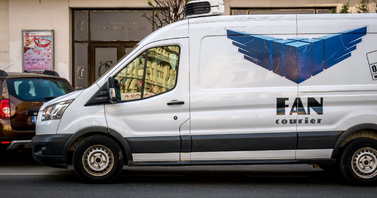 Clienții, loviți de schimbări: Coletele, interzise din sedii