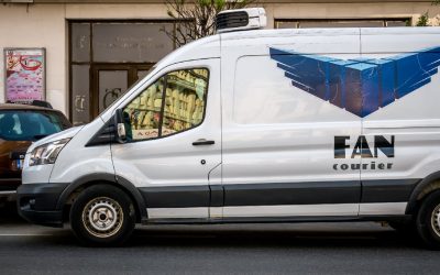 Clienții, loviți de schimbări: Coletele, interzise din sedii