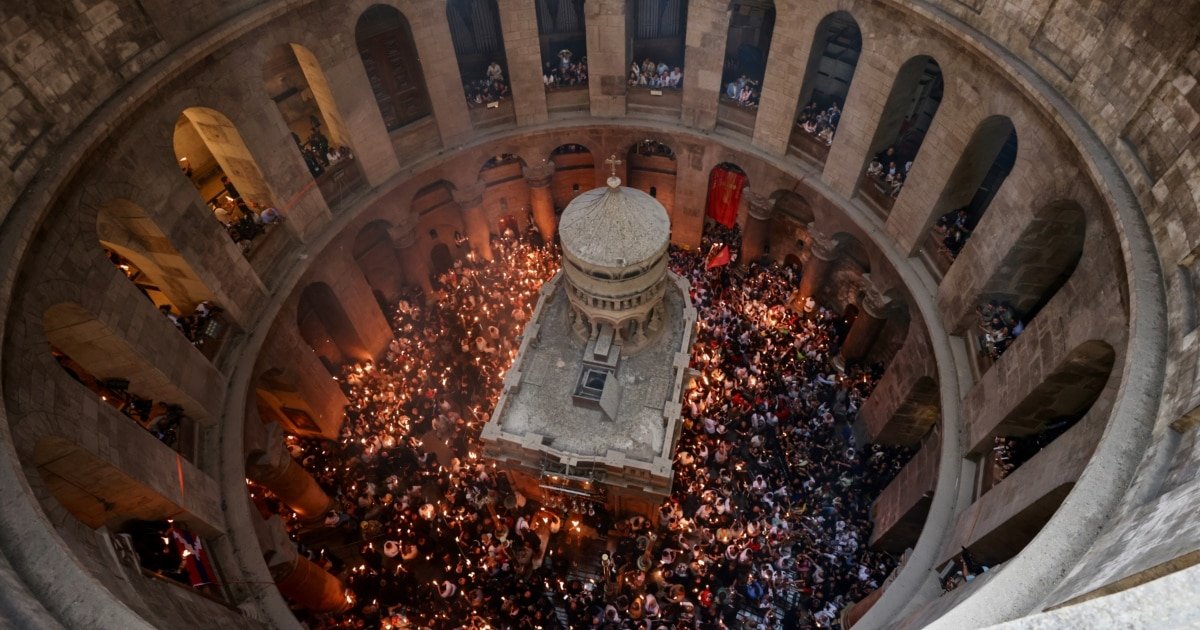 Lumina Sfântă de la Ierusalim, simbol al Paștelui ortodox, este așteptată cu emoție în România și alte țări din Estul Europei, în pofida războiului din Orientul Mijlociu