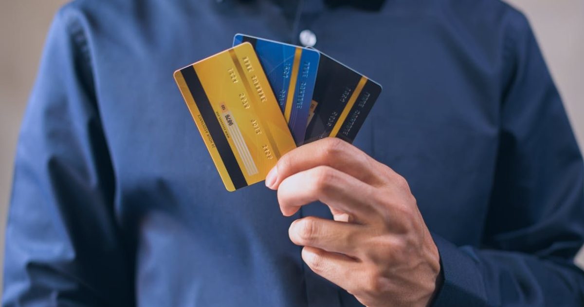 Un singur card, multiple valute: Cum scapi de griji când plătești în străinătate?