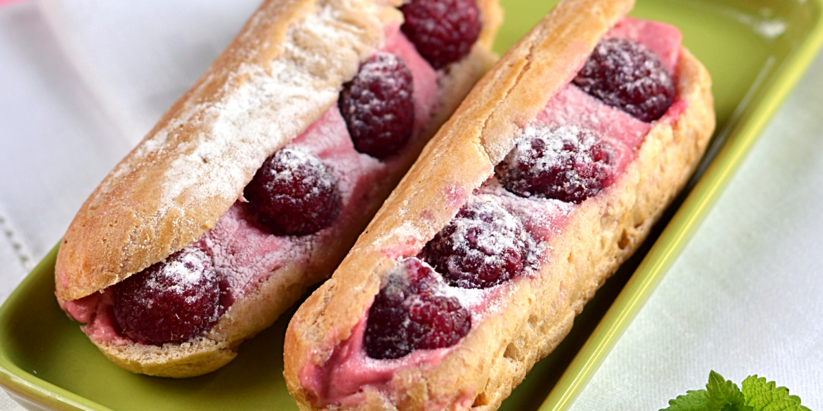 Eclere cu mascarpone hochland și zmeură: Desertul perfect pentru masa de paște