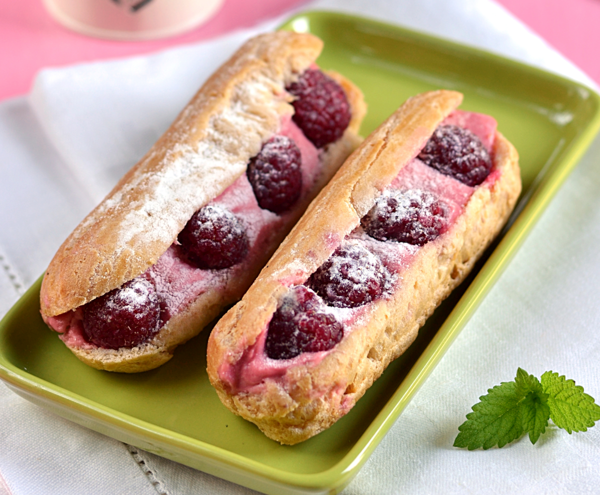 Eclere cu mascarpone și zmeură: Un desert rafinat pentru masa de Paște Un desert delicios și ușor de preparat pentru sărbătorile pascale poate fi reprezentat de eclerele cu mascarpone și zmeură