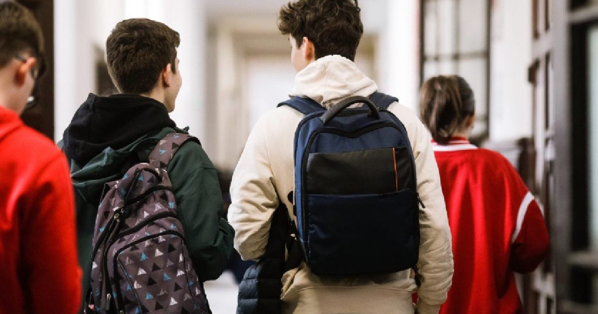 Elevii și studenții cu venituri mici primesc 200 euro de la statul român