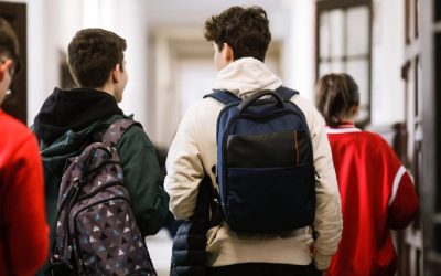 Elevii și studenții cu venituri mici primesc 200 euro de la statul român