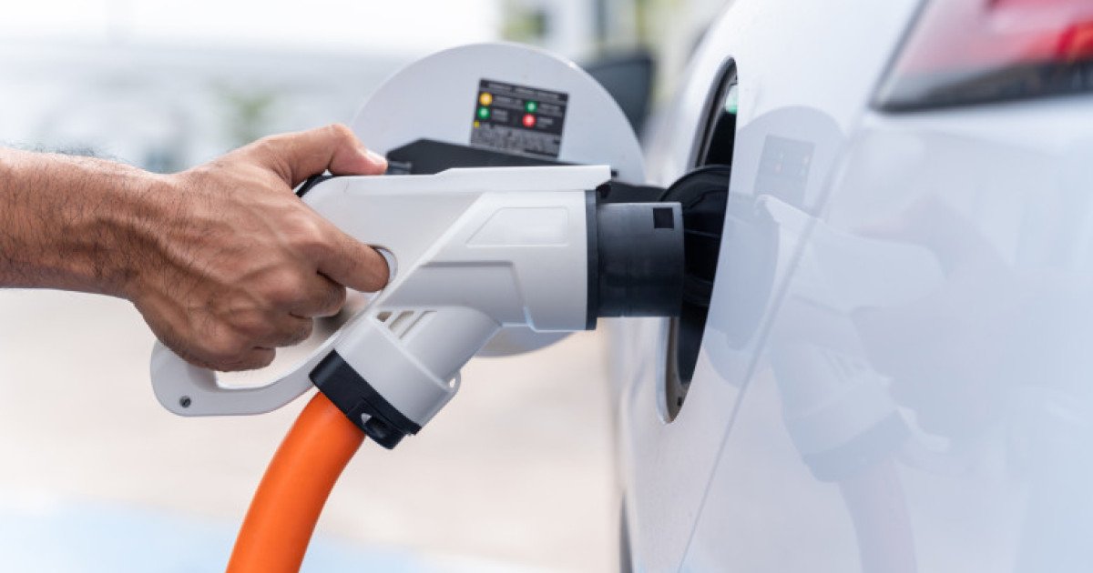Locurile de încărcare pentru mașinile electrice, protejate de lege: USR vrea sancțiuni pentru ocuparea abuzivă București – Șoferii care parchează mașinile pe locurile destinate încărcării vehiculelor electrice, fără a fi conectați la stații, vor putea fi sancționați