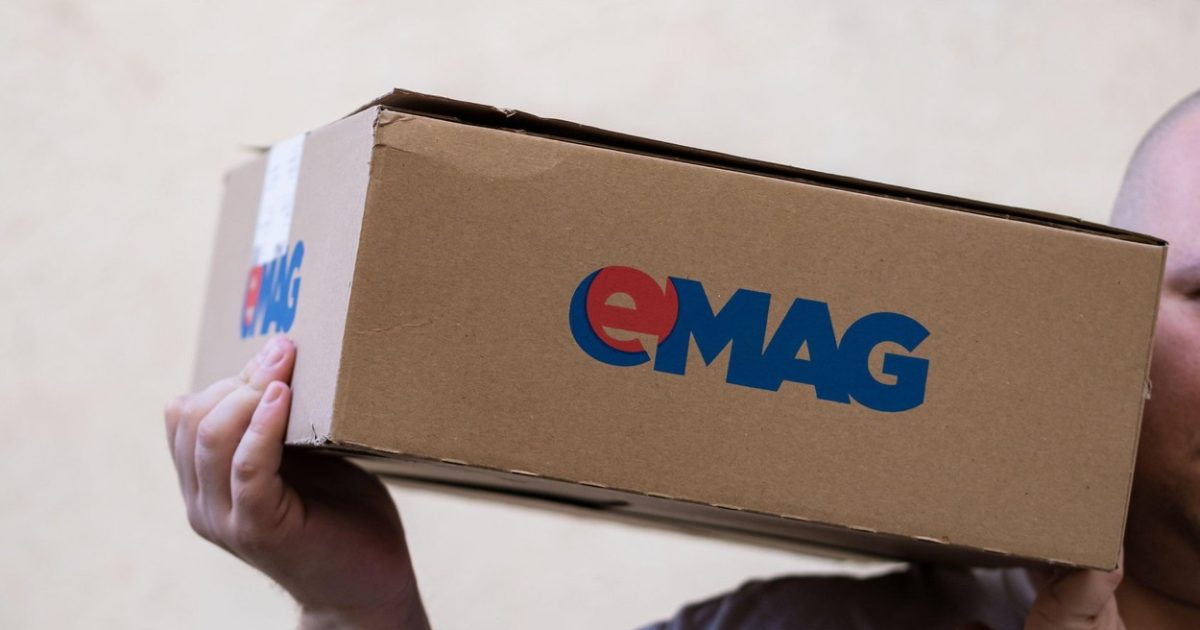 EMAG introduce o taxă nouă: Cumpărătorii plătesc mai mult pentru comenzi