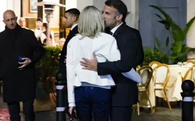 Emmanuel Macron, președintele Franței, și soția sa, Brigitte, au oferit o imagine inedită în timpul unei vizite oficiale la Roma, fiind surprinși în ipostaze tandre, departe de protocol