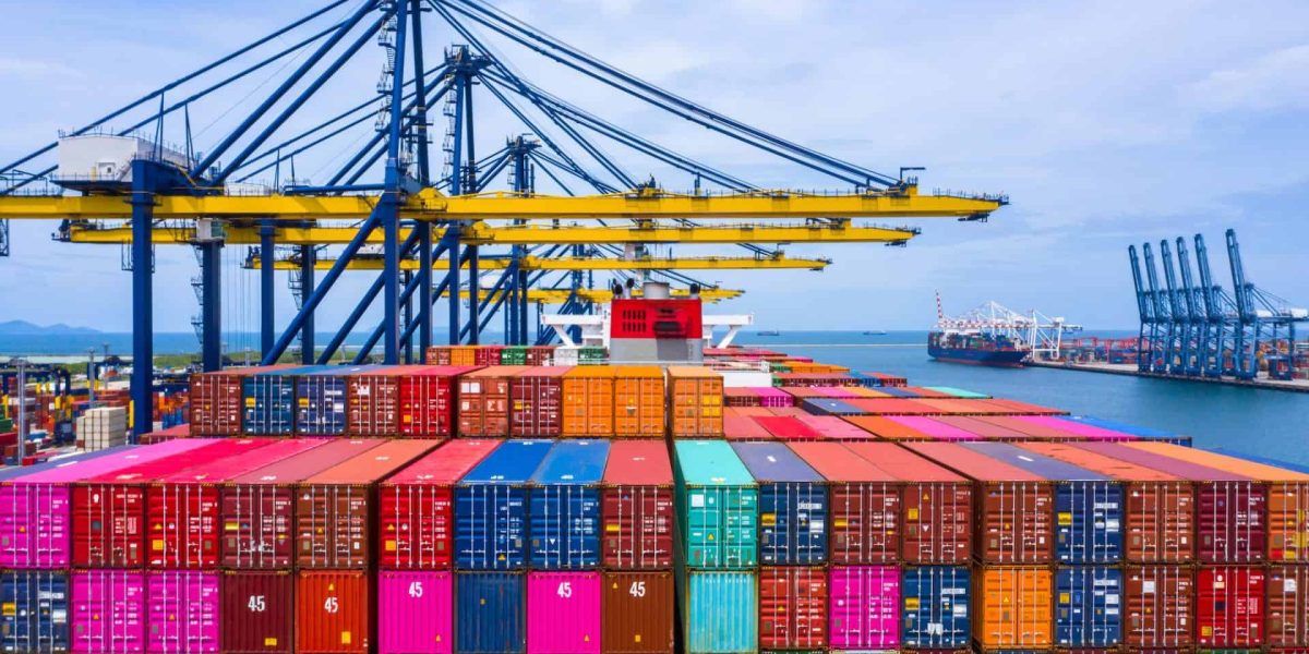 Scăderi spectaculoase: Deficitul comercial al României, sub presiune