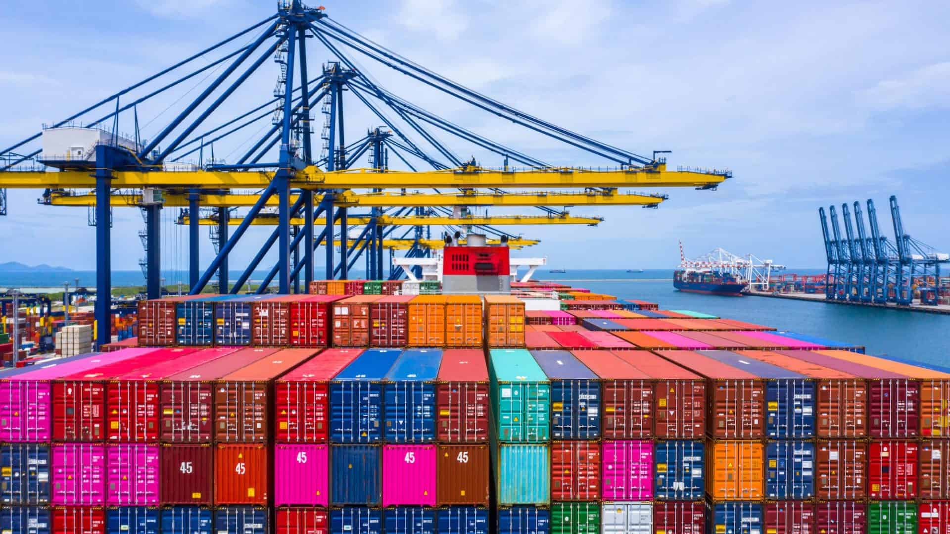 Deficitul comercial s-a redus cu 15,6% în primele două luni din 2026 București – Deficitul comercial al României a înregistrat o scădere semnificativă în primele două luni ale anului 2026, conform datelor publicate joi de Institutul Național de Statistică (INS)