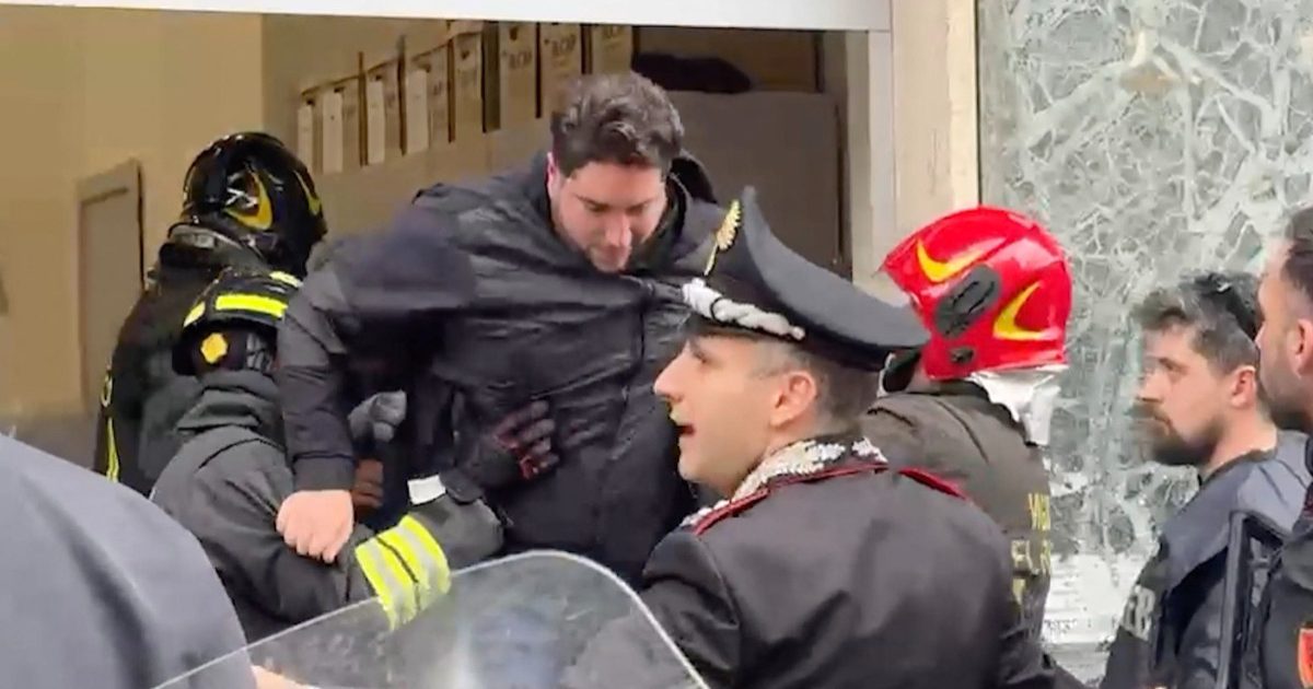 Jaf armat în Napoli: Hoții au luat 25 de ostatici într-o bancă