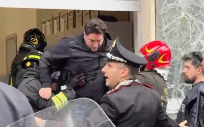 Jaf armat în Napoli: Hoții au luat 25 de ostatici într-o bancă