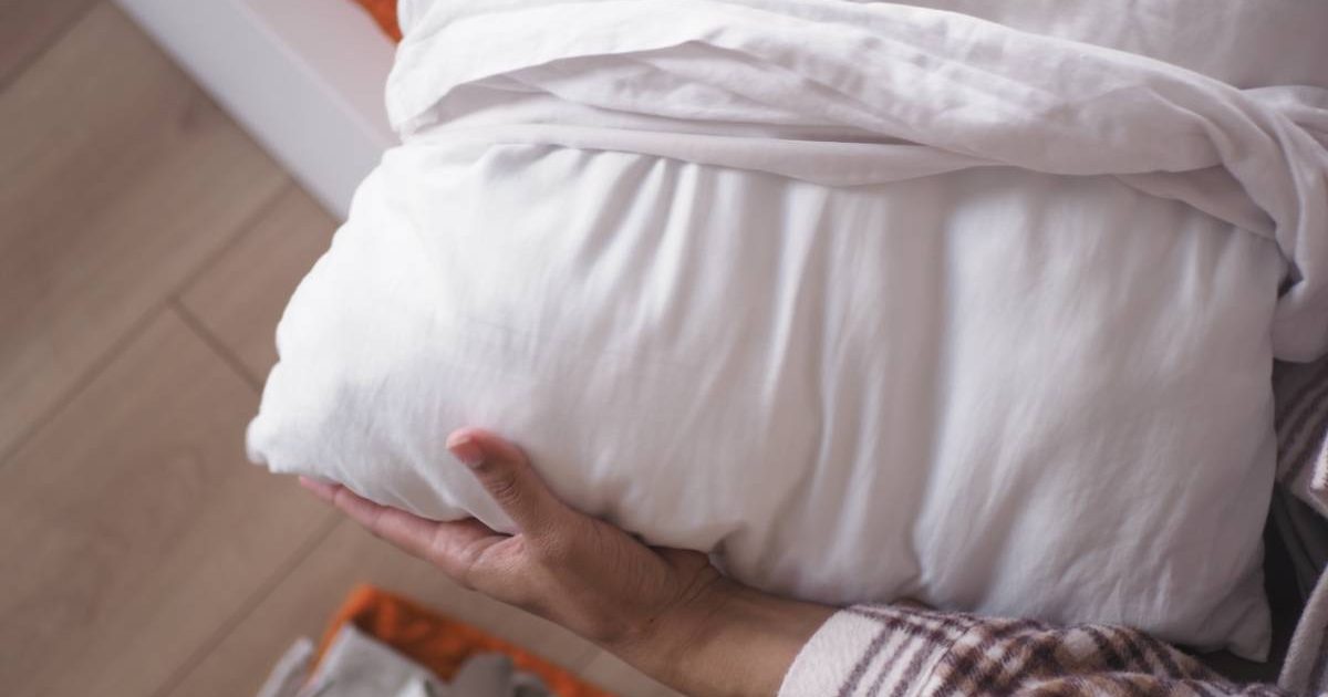 Cât de des schimbi fața de pernă? Află secretul pentru somn liniștit